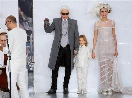 Chanel recorre la Alta Costura con deportivas en París Chanel recorre la Alta Costura con deportivas en París