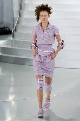 Chanel recorre la Alta Costura con deportivas en París Chanel recorre la Alta Costura con deportivas en París