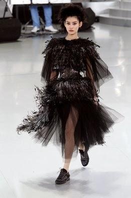 Chanel recorre la Alta Costura con deportivas en París Chanel recorre la Alta Costura con deportivas en París