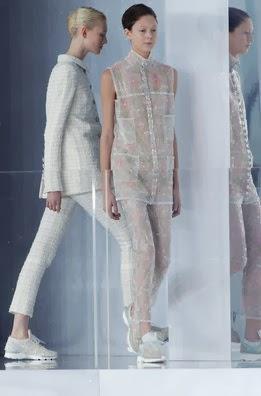 Chanel recorre la Alta Costura con deportivas en París Chanel recorre la Alta Costura con deportivas en París