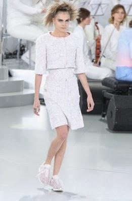 Chanel recorre la Alta Costura con deportivas en París Chanel recorre la Alta Costura con deportivas en París