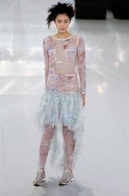 Chanel recorre la Alta Costura con deportivas en París Chanel recorre la Alta Costura con deportivas en París