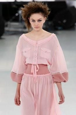 Chanel recorre la Alta Costura con deportivas en París Chanel recorre la Alta Costura con deportivas en París