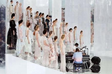 Chanel recorre la Alta Costura con deportivas en París Chanel recorre la Alta Costura con deportivas en París