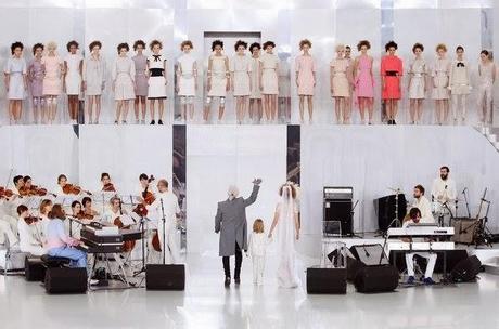 Chanel recorre la Alta Costura con deportivas en París Chanel recorre la Alta Costura con deportivas en París