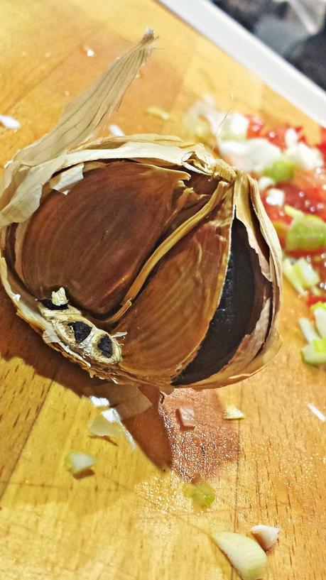 Salmón a la Plancha con Tartar de Tomate al Ajo Negro