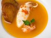 Sopa pescado picatostes frito