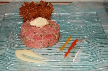 STEAK TARTAR CON HELADO DE MOSTAZA Y CRUJIENTE DE CEBOLLA