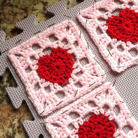 Cuadrado con corazón hecho a crochet para San Valentín