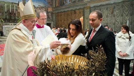 Una niña de padres ateos decide bautizarse.
