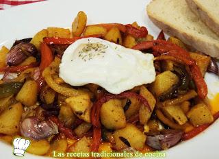 Receta de patatas al montón con pimientos y huevos
