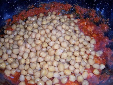 GARBANZOS CON BACALAO Y TOMATE