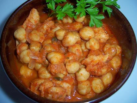 GARBANZOS CON BACALAO Y TOMATE