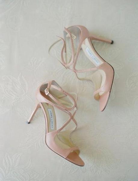 Novias con zapatos color rosa