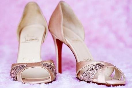 Novias con zapatos color rosa