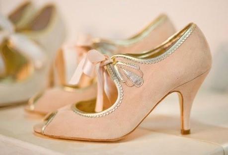 Novias con zapatos color rosa