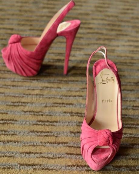 Novias con zapatos color rosa