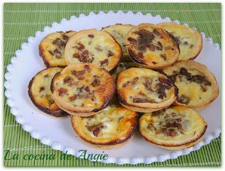 MINI QUICHES CON CEBOLLA CARAMELIZADA Y BEICON