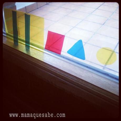 Jugamos con transparencias de formas y colores. Literalmente: se ve el mundo a colores...