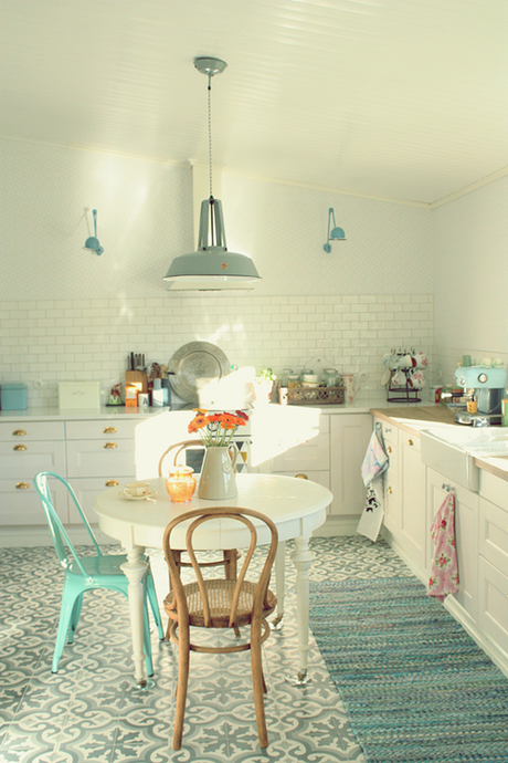 Cocina-vintage-actualizada-en-blanco-y-azul-tuquesa