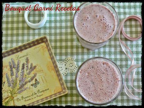 Lassi de frutillas y arándanos Lassi de frutillas y arándanos