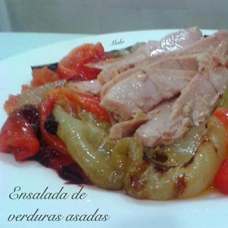 Ensalada de verduras asadas con ventresca de atún.