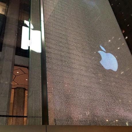 851da29c82f711e3bc1c12e227db9016 8 600x600 Un panel de cristal en la  icónica tienda de Apple de la 5 ª Avenida es destrozada