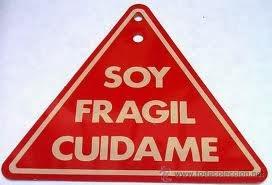 Soy frágil, cuídame