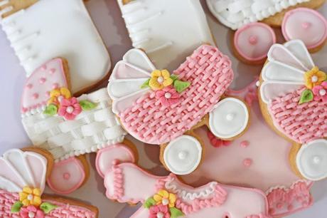 Galletas decoradas para baby shower (coche con canasta)