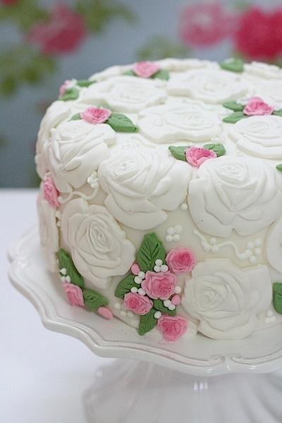 Usando moldes para decorar un pastel