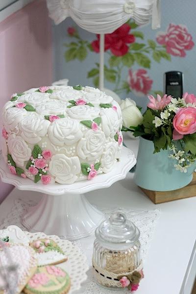 Usando moldes para decorar un pastel