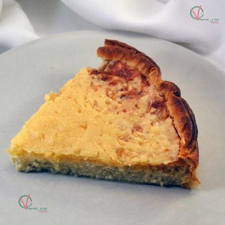 Trozo de tarta de coliflor y ajo.