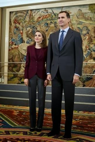 Letizia repite  tras quince días look ejecutivo granate