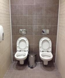 WC masculinos dobles: por fin los hombres podremos ir juntos al baño