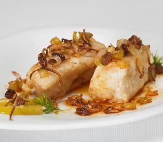 MERLUZA EN SALSA DE MANZANA Y PASAS