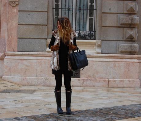 LBD & Chaleco Pelo & Hunter Boots