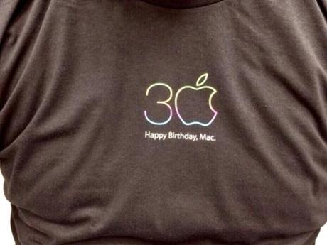 tshirt 600x450 Apple sigue celebrando el cumpleaños 30a de Mac con pantallas especiales en las Apple Store