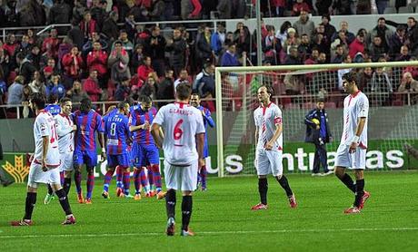 cronica sevilla fc 2 vs levante ud 3