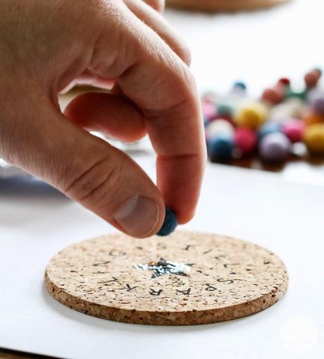 DIY...POSAVASOS CON BOLITAS DE FIELTRO