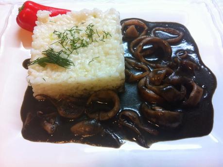 Chipirones En Su Tinta Con Arroz Blanco