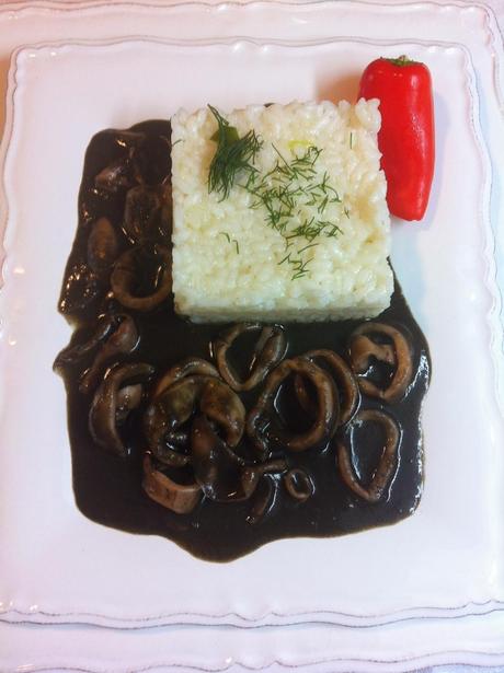 Chipirones En Su Tinta Con Arroz Blanco
