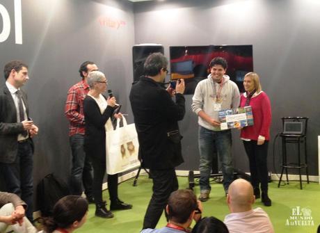 Recogiendo el premio