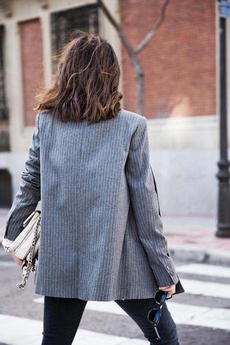 Pinstripe_Blazer-Outfit-Grey_Shoes-Jeans-Snake_Bag-collage_Vintage-street_Style-outfit-27