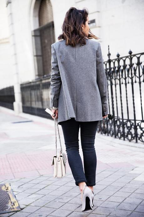 Pinstripe_Blazer-Outfit-Grey_Shoes-Jeans-Snake_Bag-collage_Vintage-street_Style-outfit-20