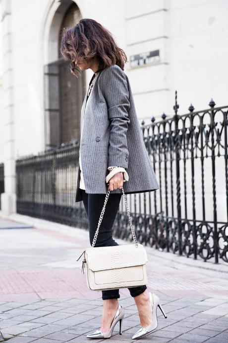 Pinstripe_Blazer-Outfit-Grey_Shoes-Jeans-Snake_Bag-collage_Vintage-street_Style-outfit-