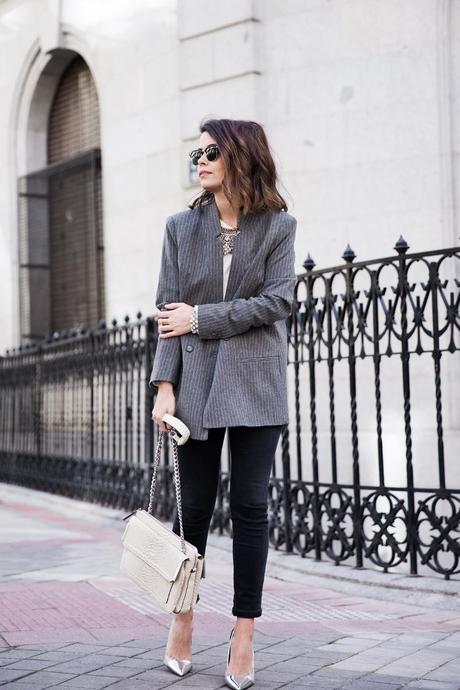 Pinstripe_Blazer-Outfit-Grey_Shoes-Jeans-Snake_Bag-collage_Vintage-street_Style-outfit-17