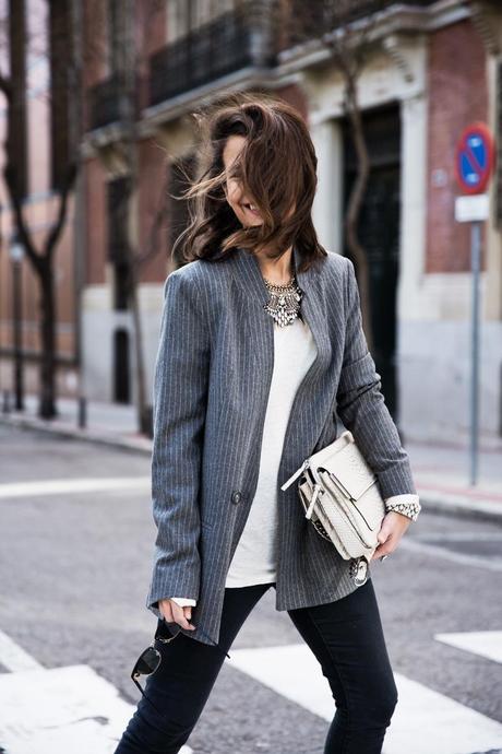 Pinstripe_Blazer-Outfit-Grey_Shoes-Jeans-Snake_Bag-collage_Vintage-street_Style-outfit-23