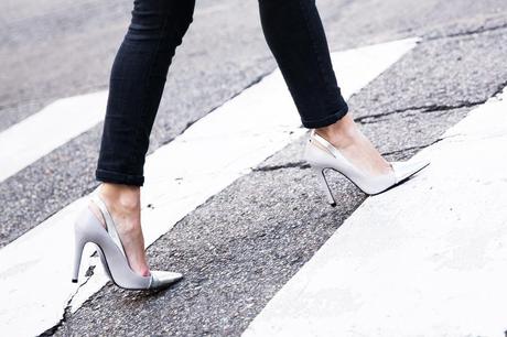 Pinstripe_Blazer-Outfit-Grey_Shoes-Jeans-Snake_Bag-collage_Vintage-street_Style-outfit-45