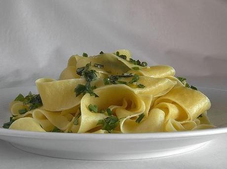 Pappardelle a las finas hierbas con ajo y aceite de oliva