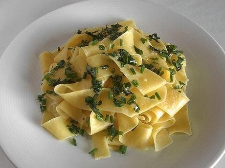 Pappardelle a las finas hierbas con ajo y aceite de oliva